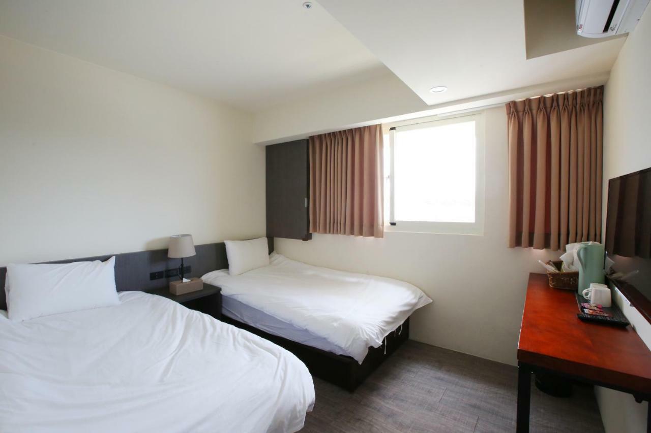 Loosha Hostel Тайчжун Экстерьер фото